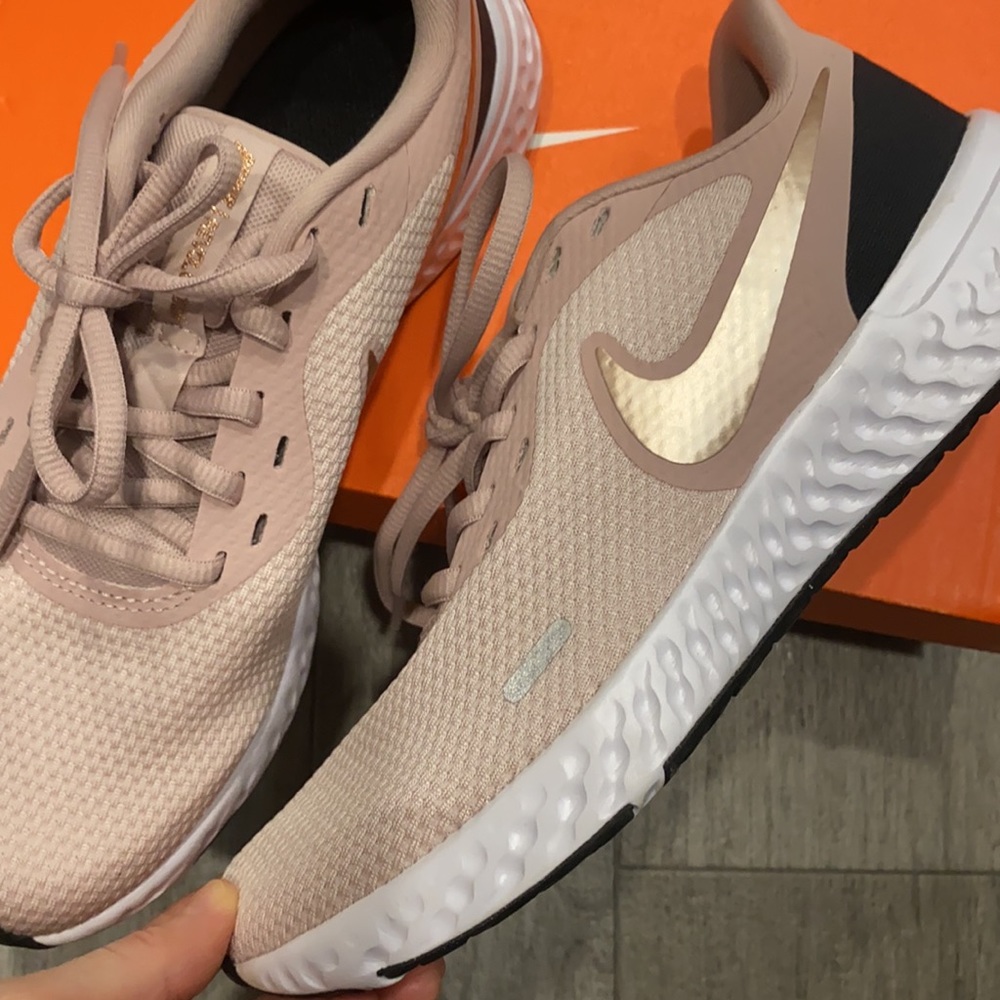 New Nikes Size 7 pink and rose gold
